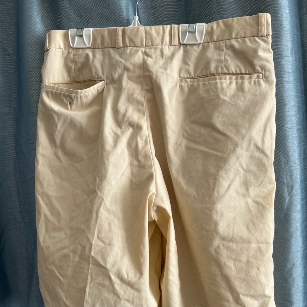 Day’s size 34 men’s yellow shorts comfortable for golf, or tennis - like new